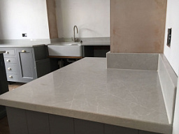 Фигурная столешница из кварцевого камня Caesarstone Mink 4350